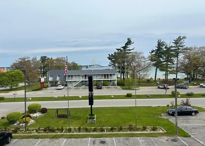 Super 8 By Wyndham Bridgeview Of Mackinaw City