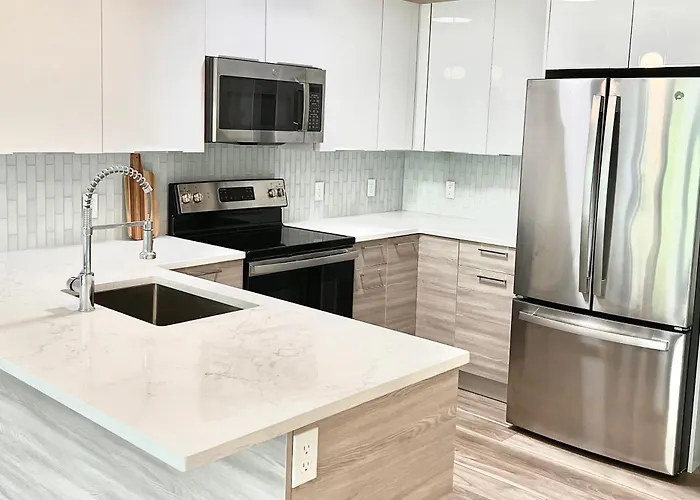 Luxury 2 Bed Apartment In Quincy