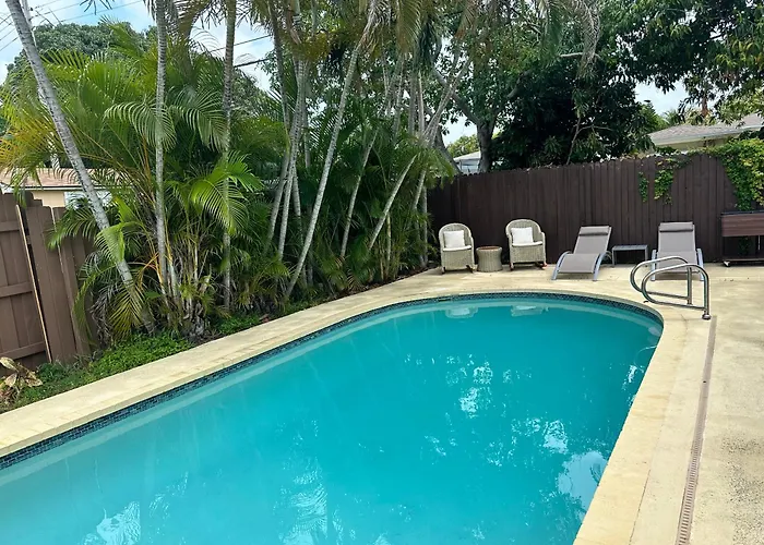 Pool House 3 Bedroom 2 Bathroom