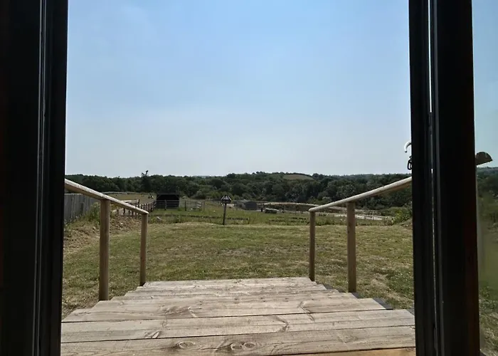 Swallowfield Glamping- Lake View