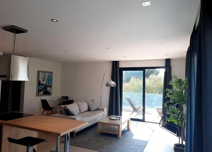 Hpc Suites - Cassis Centre - Parking Securise Et Piscine Chauffee