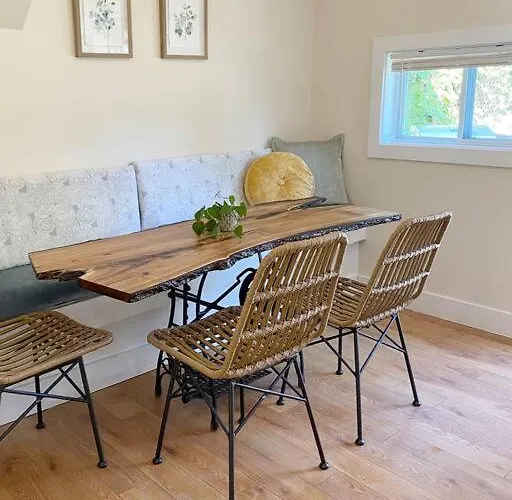 Cozy 3 Bedroom Getaway With Hot Tub