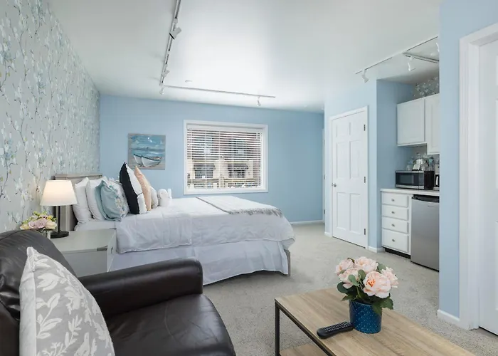 Old Harbor Inn