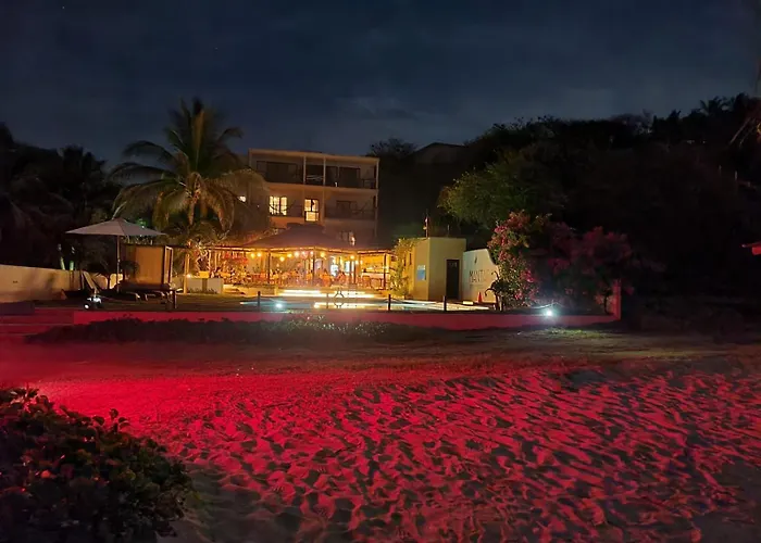 Manta Raya Hotel - Right On The Beach