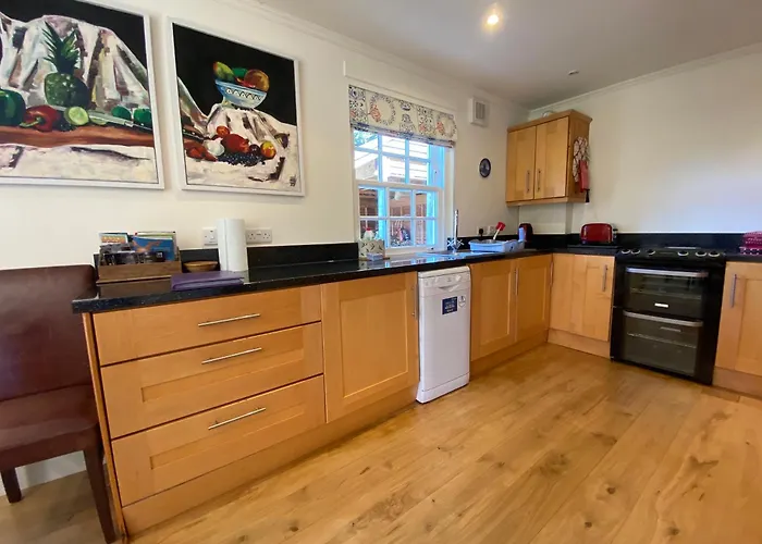 Private Detached Cottage Sleeps 4