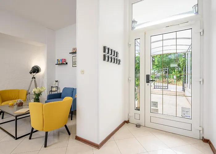 Yellow House With Private Parking By Adex Travel