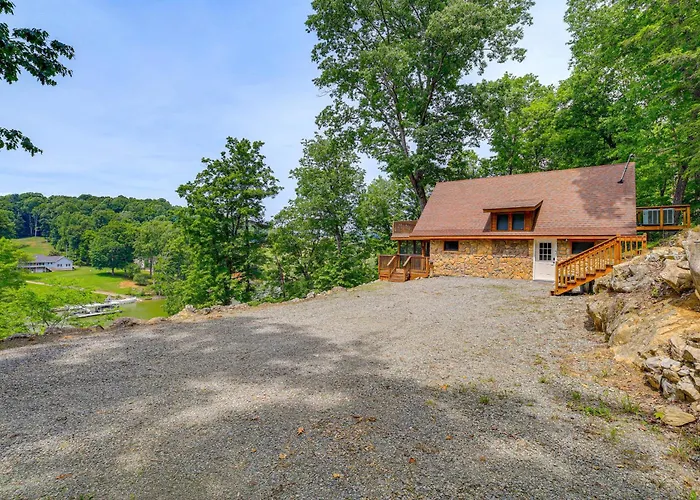 Peaceful South Holston Lake Cabin W/ Dock & Deck!