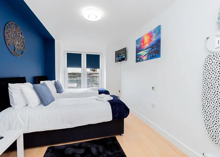 Contractors 4 Beds 2 Bathrooms Short Say Parking