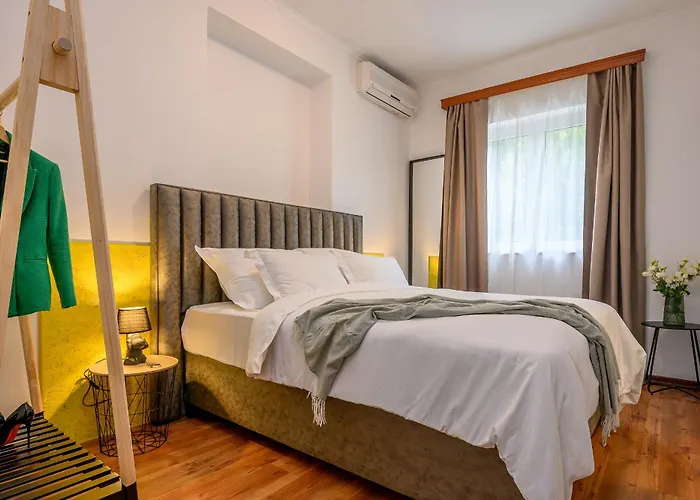 Yellow House With Private Parking By Adex Travel