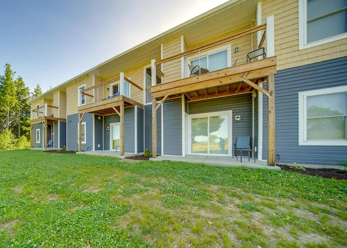 4 Mi To Lake: Golf-View Erie Condo W/ Porch