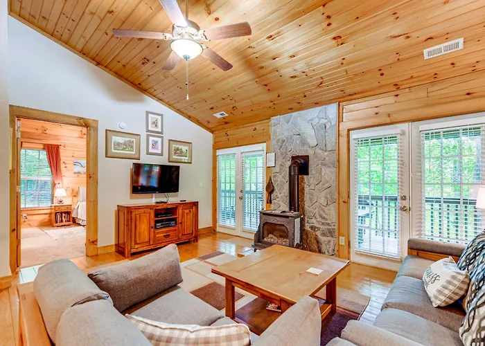 Serene Maggie Valley Retreat W/ Deck & Hot Tub!