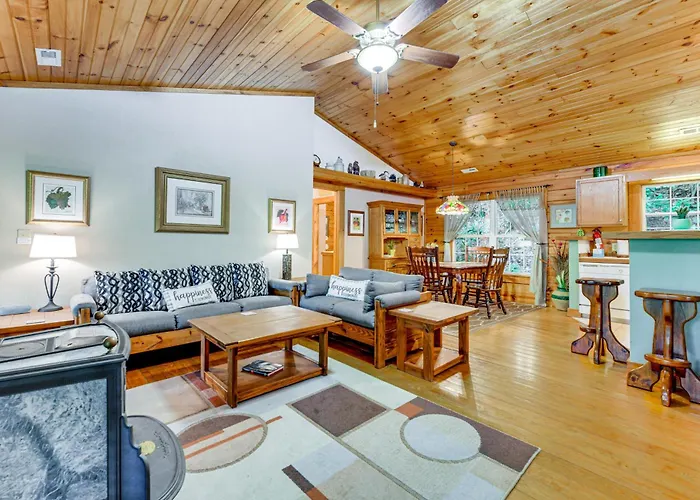 Serene Maggie Valley Retreat W/ Deck & Hot Tub!
