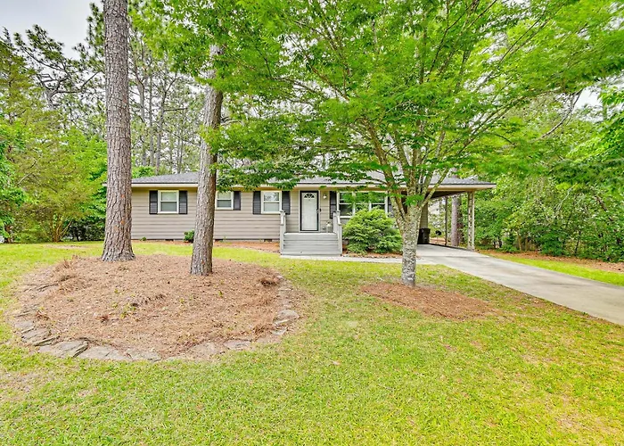 < 2 Mi To Golf Course: Pinehurst Home W/ Deck!