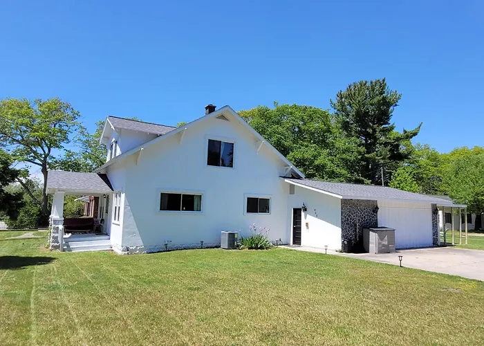 Oscoda Hilltop Haven - Great Location Near Beach!