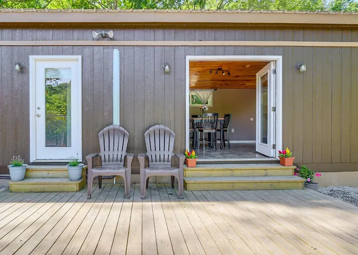 Cozy + Convenient Blairsville Cabin W/ Deck!