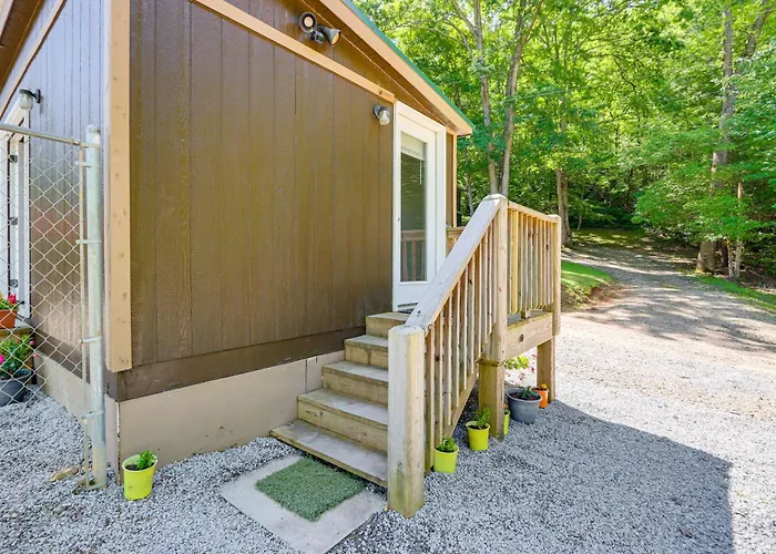 Cozy + Convenient Blairsville Cabin W/ Deck!