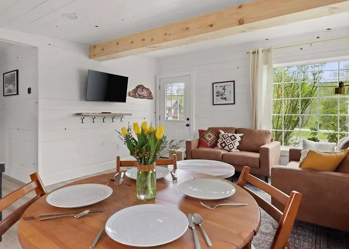 Charming & Freshly Restored Farmhouse 1 Mile From Center Of Stowe