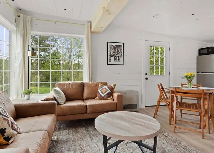 Charming & Freshly Restored Farmhouse 1 Mile From Center Of Stowe