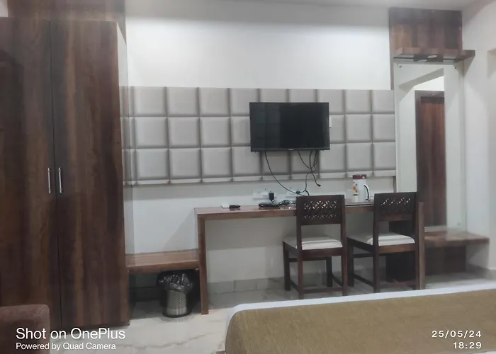 Hotel Praj Paradise