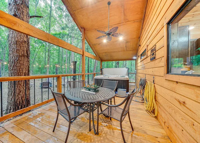 Near Choctaw Casino: Broken Bow Cabin W/ Hot Tub!