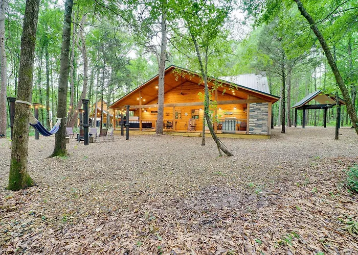 Near Choctaw Casino: Broken Bow Cabin W/ Hot Tub!