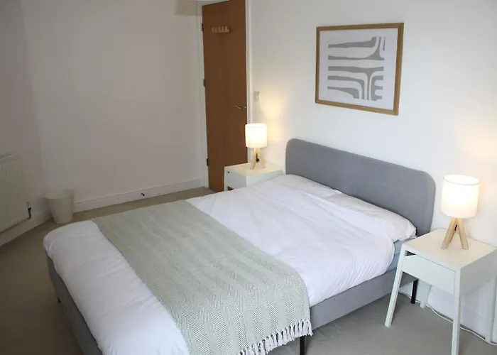 Spacious 2 Bed 2 Bath Apartment & Free Parking - Lgw 10Min Drive