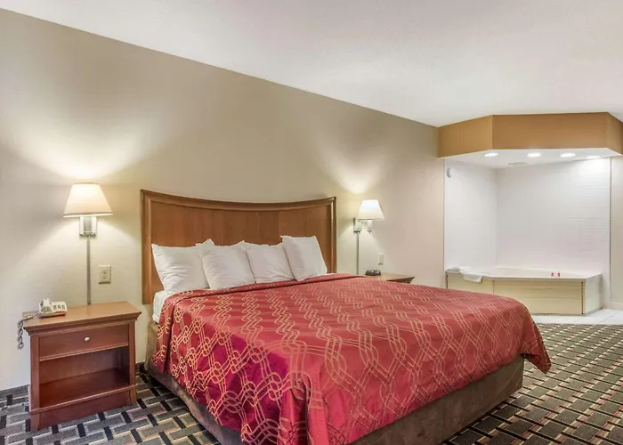 Econo Lodge Inn & Suites Marietta Near Dobbins Arb