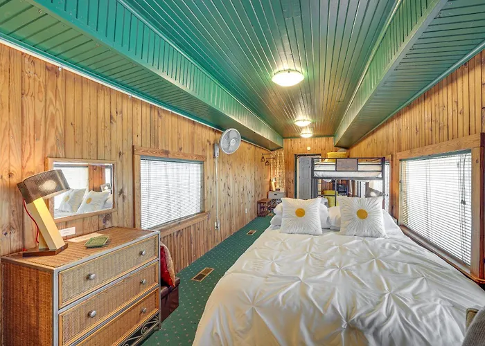 Charming Converted Railcar Studio In Joplin!