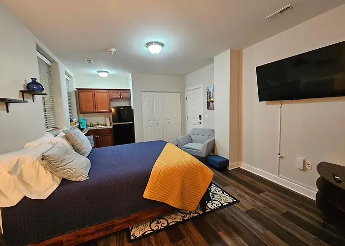 Cute + Cozy Studio At The Inman - 207