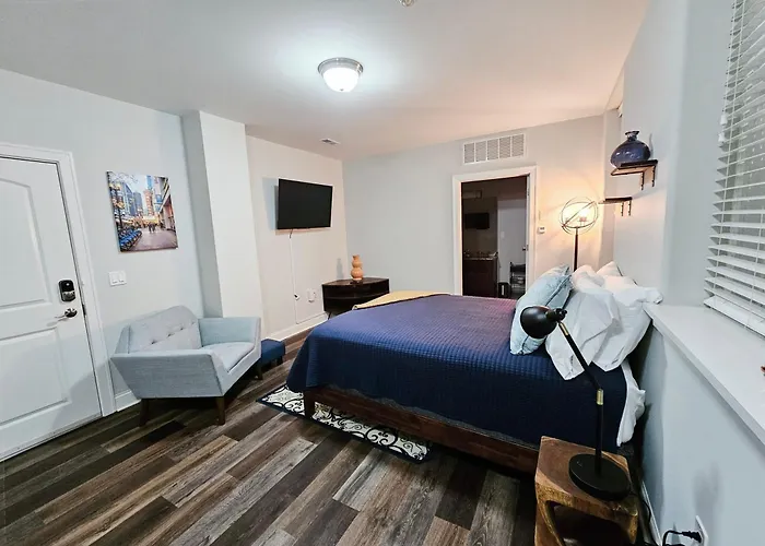 Cute + Cozy Studio At The Inman - 207