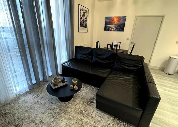 Cozy Bracknell Apartment With Modern Amenities