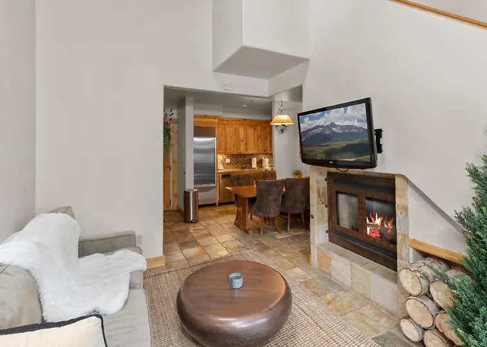 2 Bedroom Condominium - Luxury Skiin And Out
