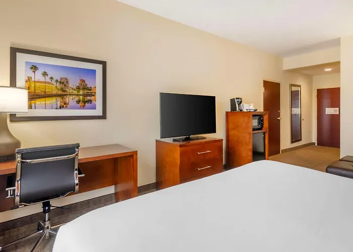 Comfort Inn & Suites Northeast - Gateway