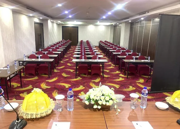 Travellers Hotel Phinisi