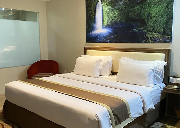 Travellers Hotel Phinisi