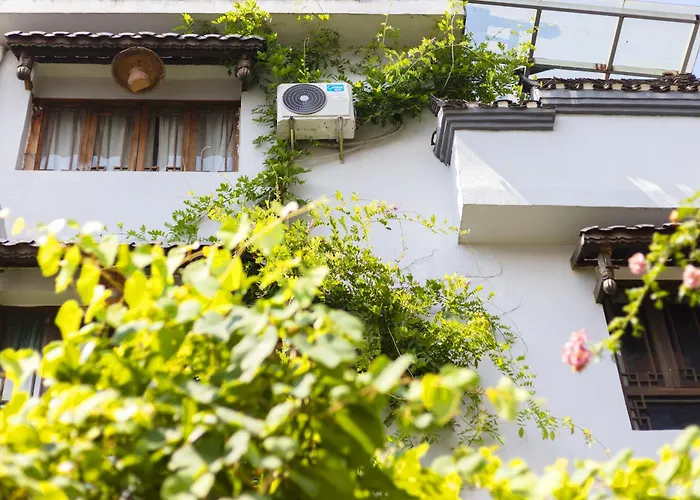Butterfly Flowers Inn- Exclusive Location,Anicent Chinese Style, 2 Minutes Walk To Tianmen Mount Cableway,Free Pick Up Service Over 1 Nights, Free Fresh Coffee And Tea, Free Mini Lunch,Free Laundry,Itineary Planning, Attraction Tickets Serivce In Adv