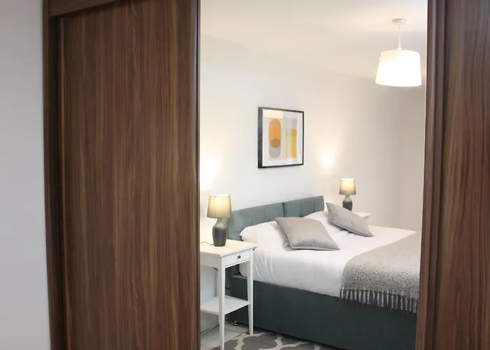 Spacious 2 Bed 2 Bath Apartment & Free Parking - Lgw 10Min Drive