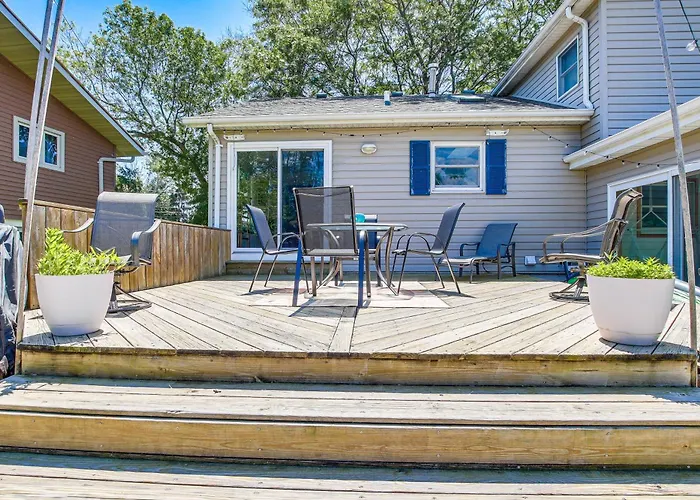 2 Mi To Dtwn Oshkosh: Canal Front W/ Dock!