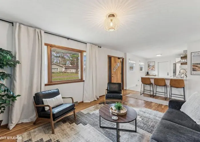 Blocks To Town, Game Room, Firepit, Huge Backyard