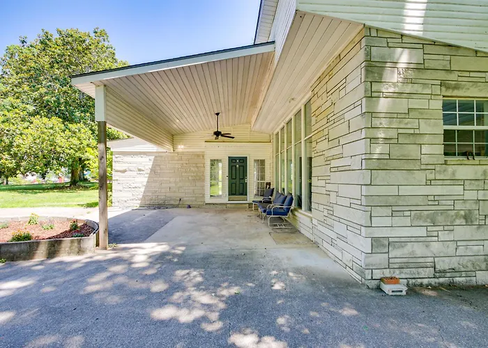 Expansive Family Home: 6 Mi To Dtwn Florence!