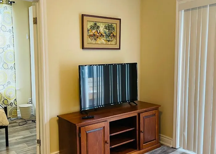 Comfortable And Convenient Apartment In Central Niagara