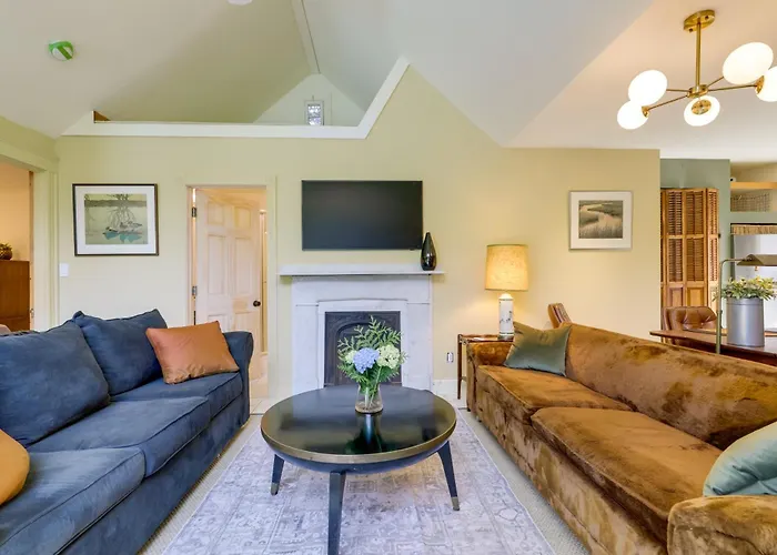 Shared Hot Tub: Historic Cottage, Walk To Elm Park