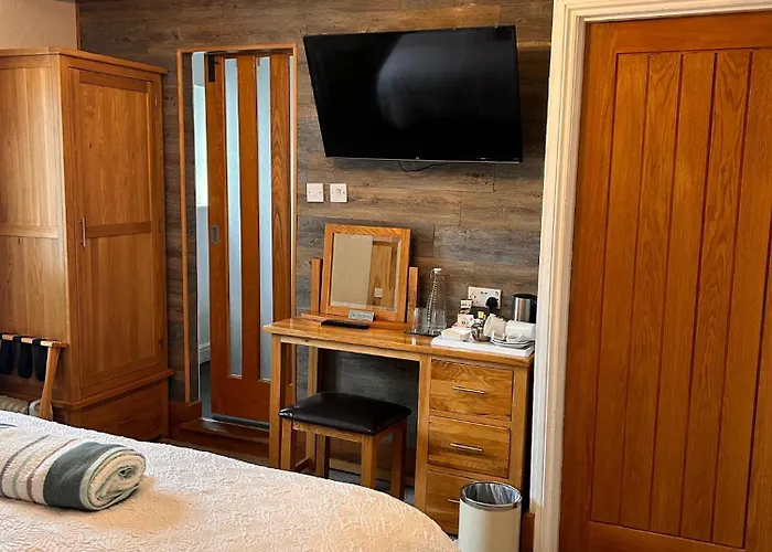 Henwick House Accommodation, Continental Breakfast Included