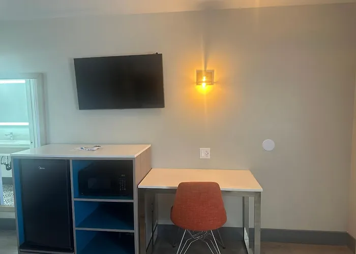 Super 8 By Wyndham Oceanside Downtown