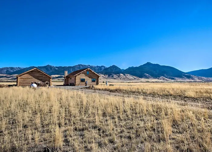Stunning Mountain Views: Livingston Cabin W/ Deck!