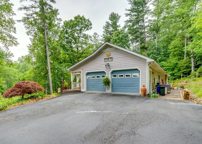 Creekside Hendersonville Haven: Hot Tub & Fire Pit