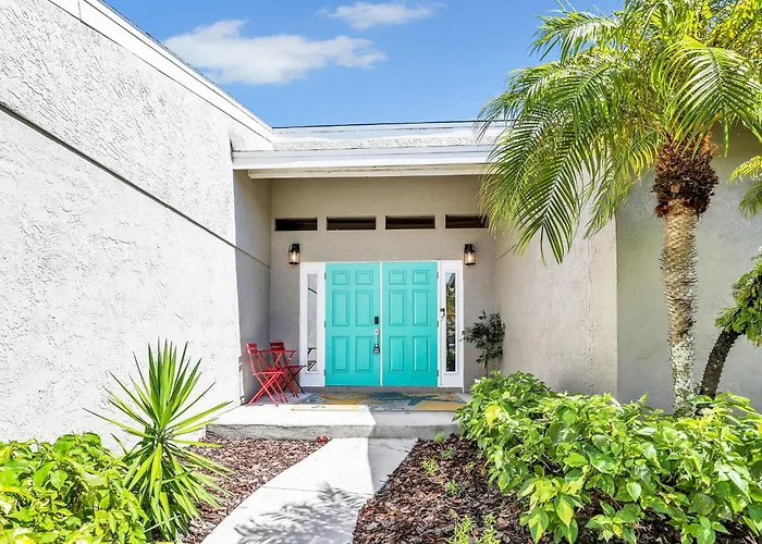 5 Beds 3 Bdr 2 Bath Heated Pool, Grill, Patio