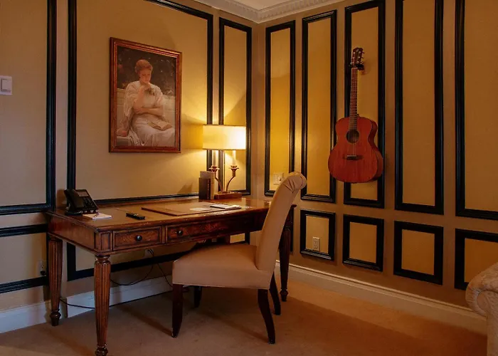 Windsor Arms Hotel