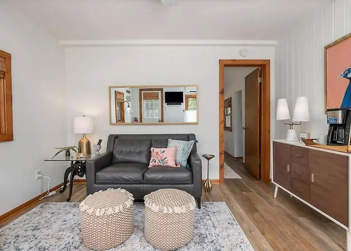 2Min Walk Downtown - Outdoor Patio - Pet Friendly