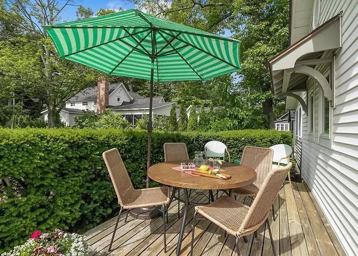 2Min Walk Downtown - Outdoor Patio - Pet Friendly